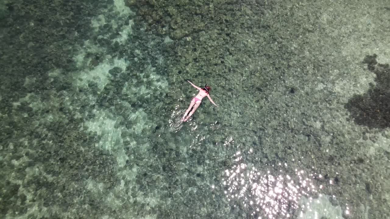 vista aérea de una sola mujer buceando en aguas de koh lipe