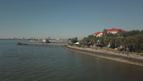 Pier-Mit-Blick-Auf-Die-Innenstadt-Von-Charleton,-South-Carolina