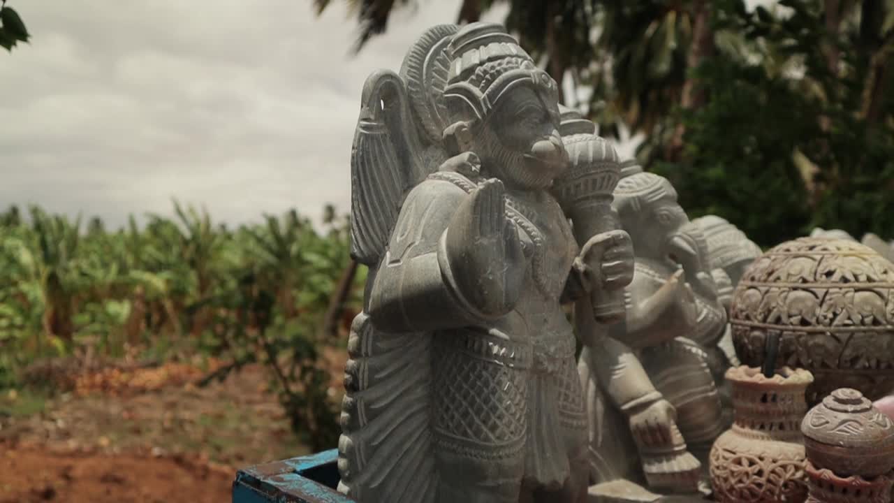 Hampi, Hindistan yol kenarında satılan Tanrı Hanuman veya Anjineyya taş heykeli.