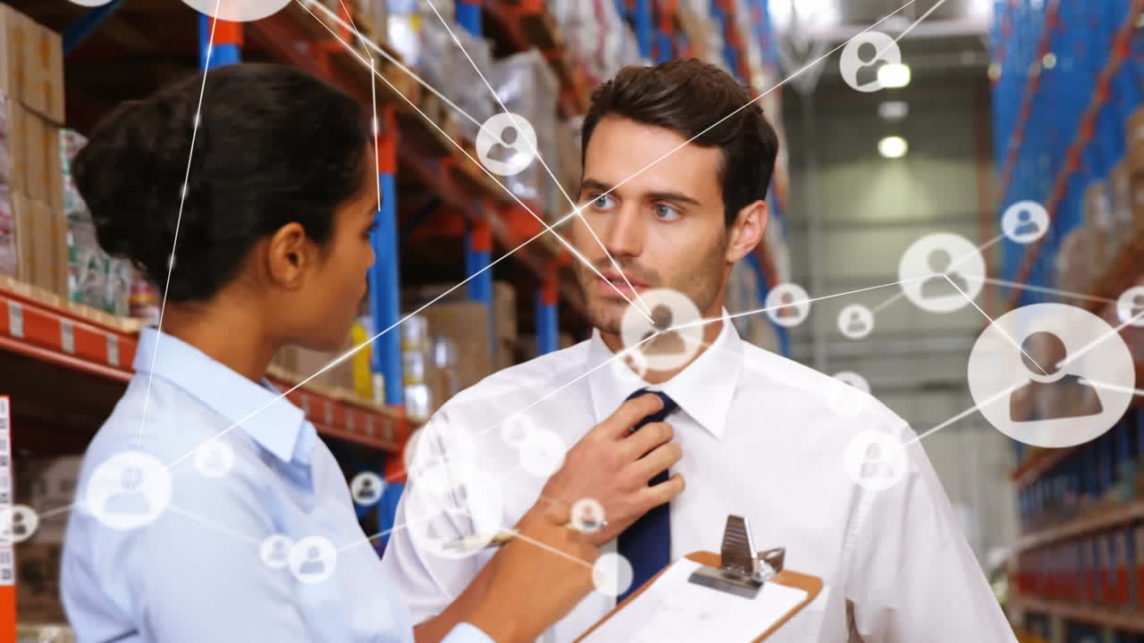 animación de redes de conexiones con iconos sobre personas que trabajan en el almacén