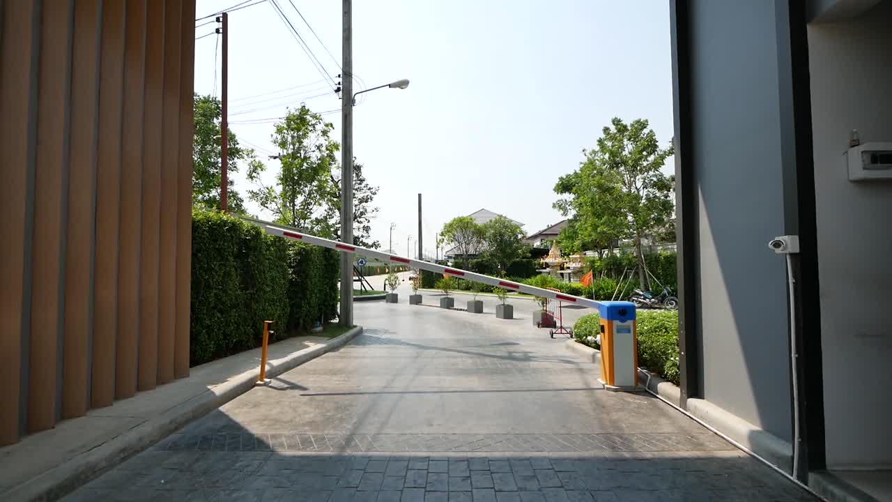 주차장의 자동문이 천천히 열리고 있습니다