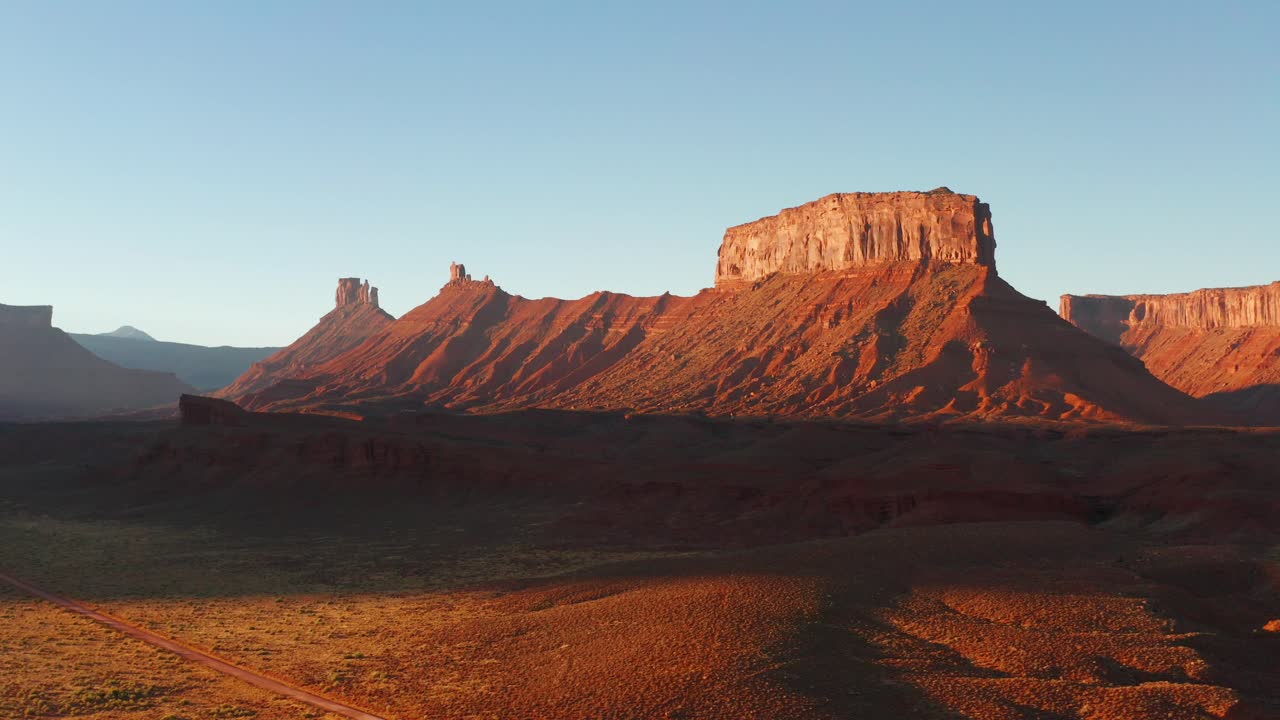 moab, utah acantilados y colinas de piedra arenisca durante la hora dorada, drone empujar en el tiro
