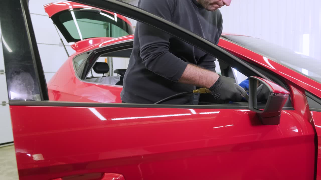 전문적인 자동차 청소. 샤워. 의 건조 청소 및 세부 사항. 바디의 깊은 청소, 좌석 청소. 자동차 세탁에서 거품을 는. 먼지에서 자동차 패널을 청소하는. 진공청소기