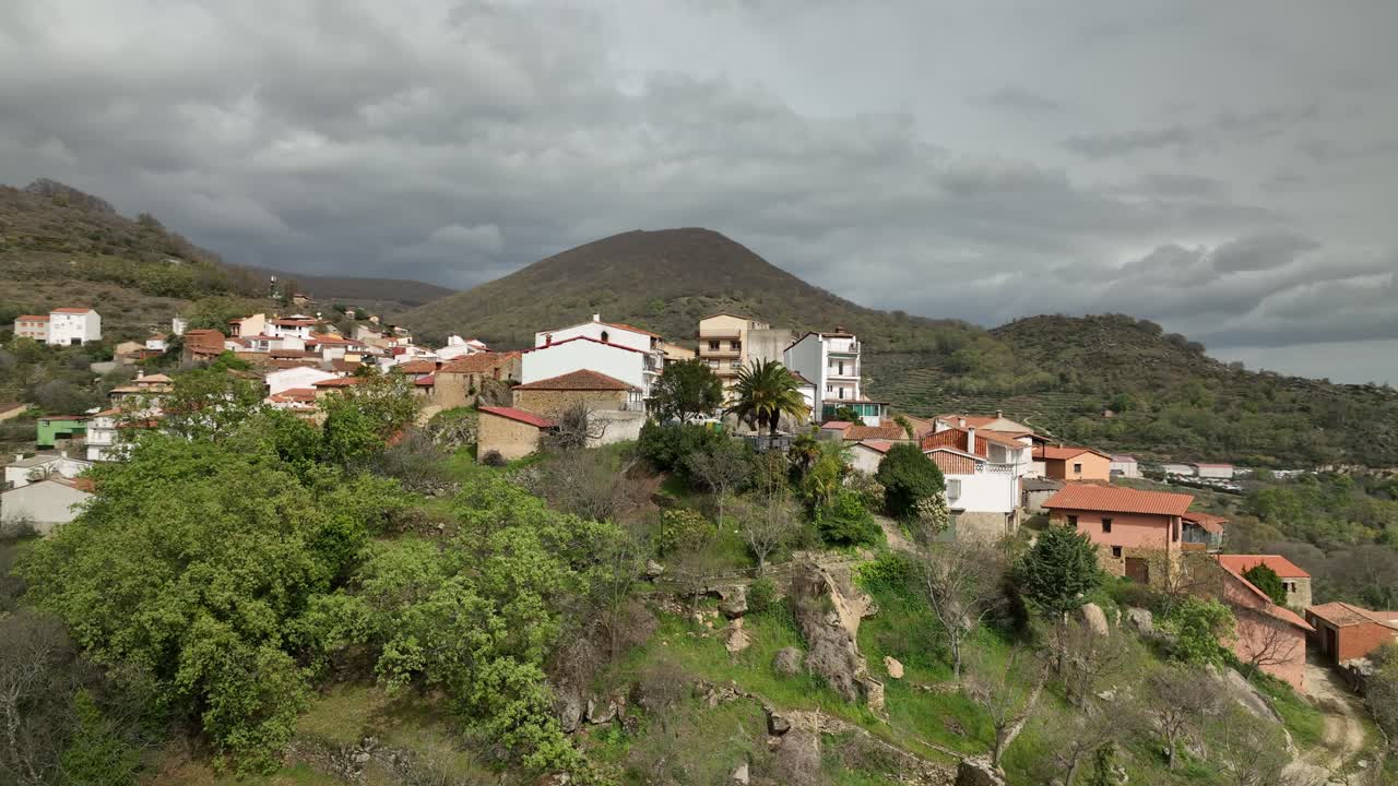 impresionante toma de un pueblo en la cima de una colina