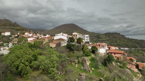 impresionante toma de un pueblo en la cima de una colina