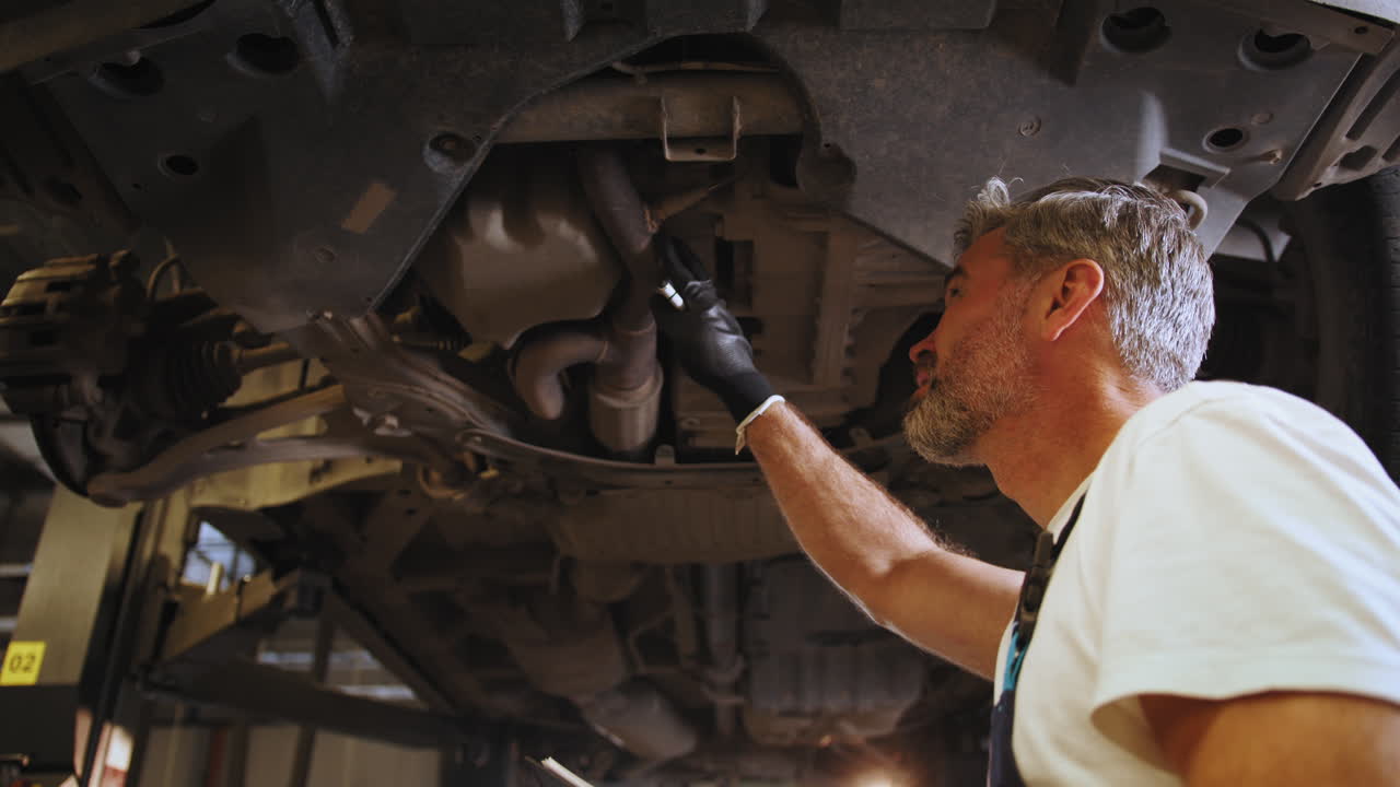 reparación y mantenimiento de automóviles en un garaje