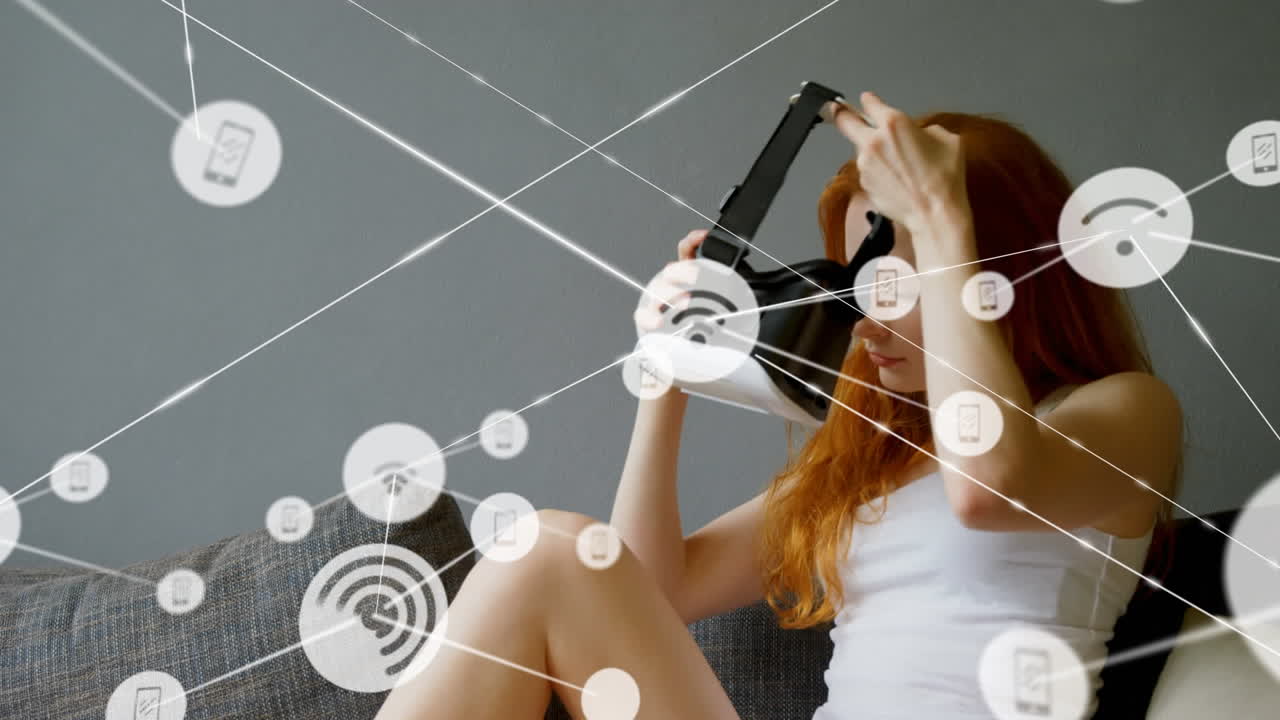 анимация сети соединений с иконами над женщиной, носящей vr-гарнитуру