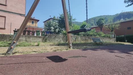 vista del parque infantil y la naturaleza detrás