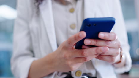 mujer de negocios, manos y mecanografía con teléfono