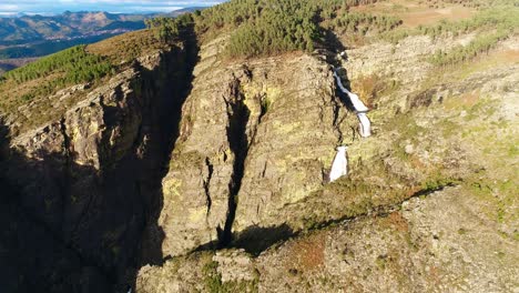 Ein-Tropischer-Wasserfall-In-Einer-Bergschlucht