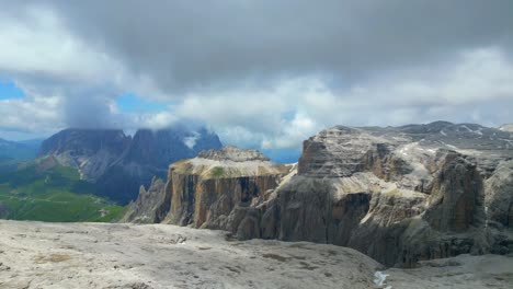 Luftaufnahme-über-Dem-Sass-Pordoi,-Zwischen-Südtirol,-Trentino-Belluno,-Italien