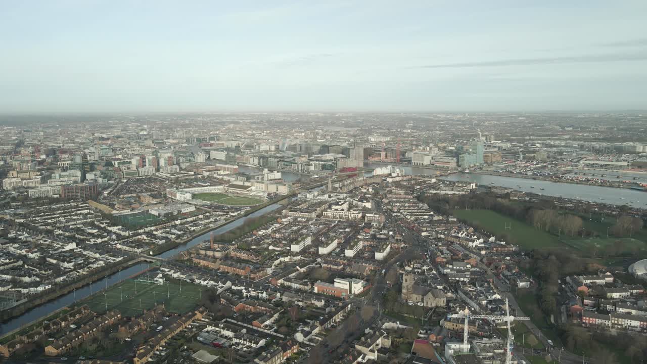 Veduta aerea della città di Dublino e del fiume Dodder dal sobborgo di Irishtown a Dublino, Irlanda