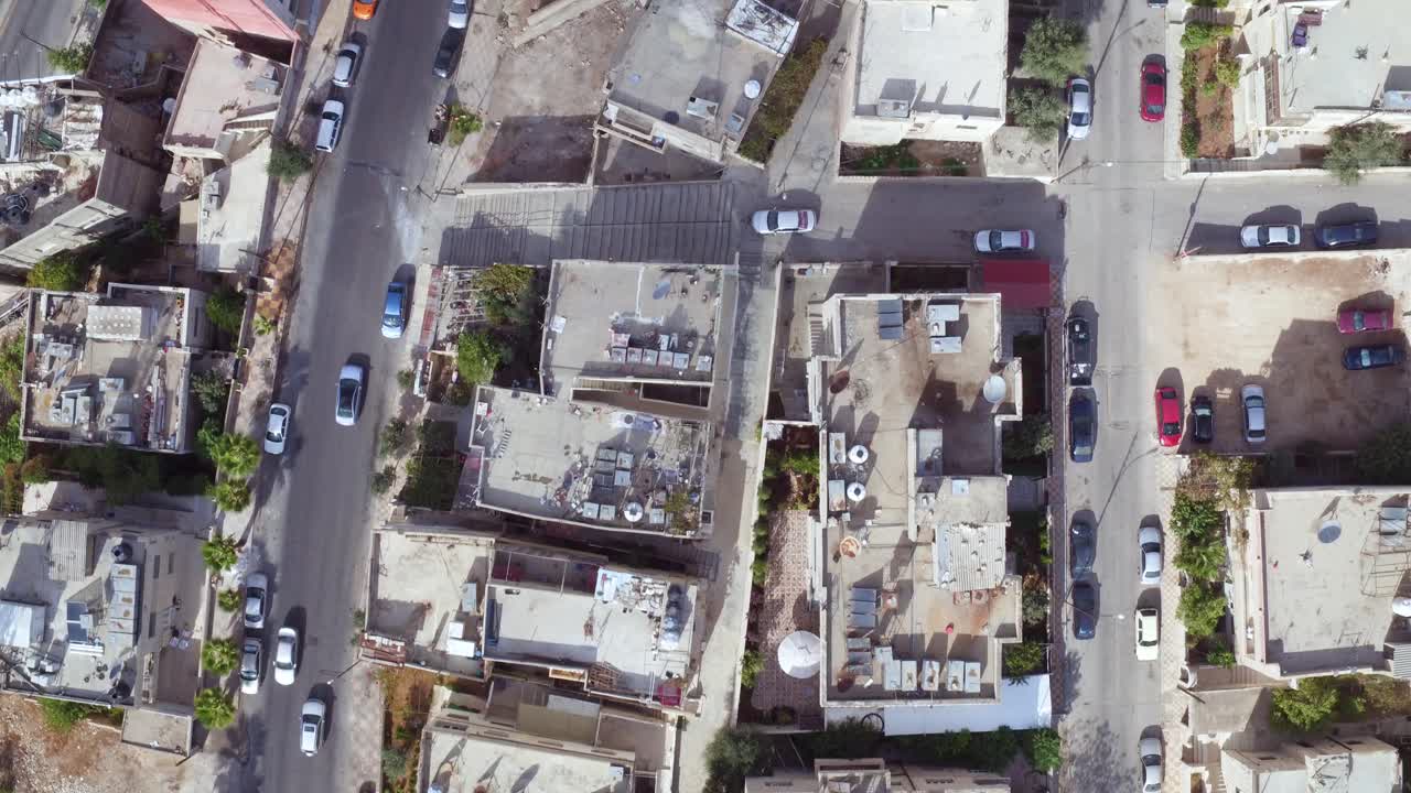 Vista aerea ravvicinata dall'alto sulla Città Vecchia di Amman, Giordania, con edifici, traffico e auto sulla strada