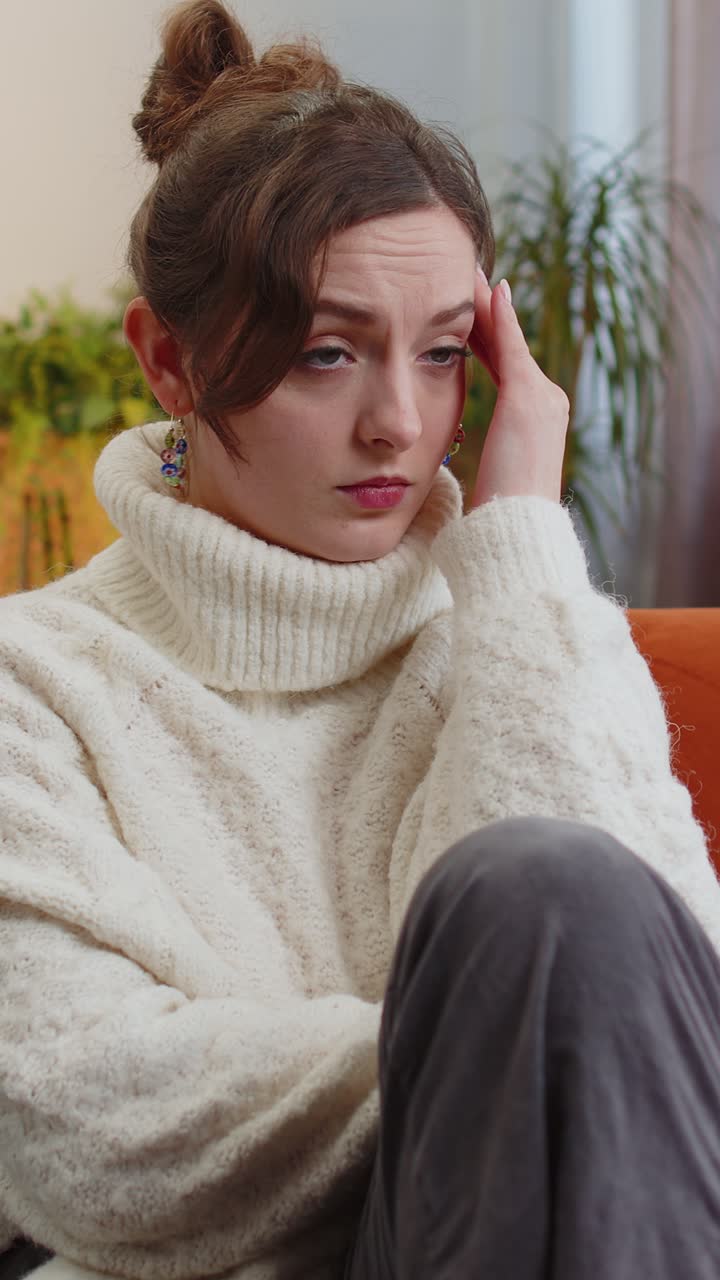 Žena doma trpí nespravedlivou situací, problémem, rozchodem, depresí, špatnými pocity, vyhořením