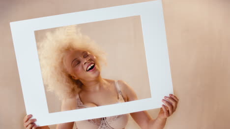 fotografía de estudio de una mujer natural y segura en ropa interior que promueve la positividad corporal en el marco de la imagen