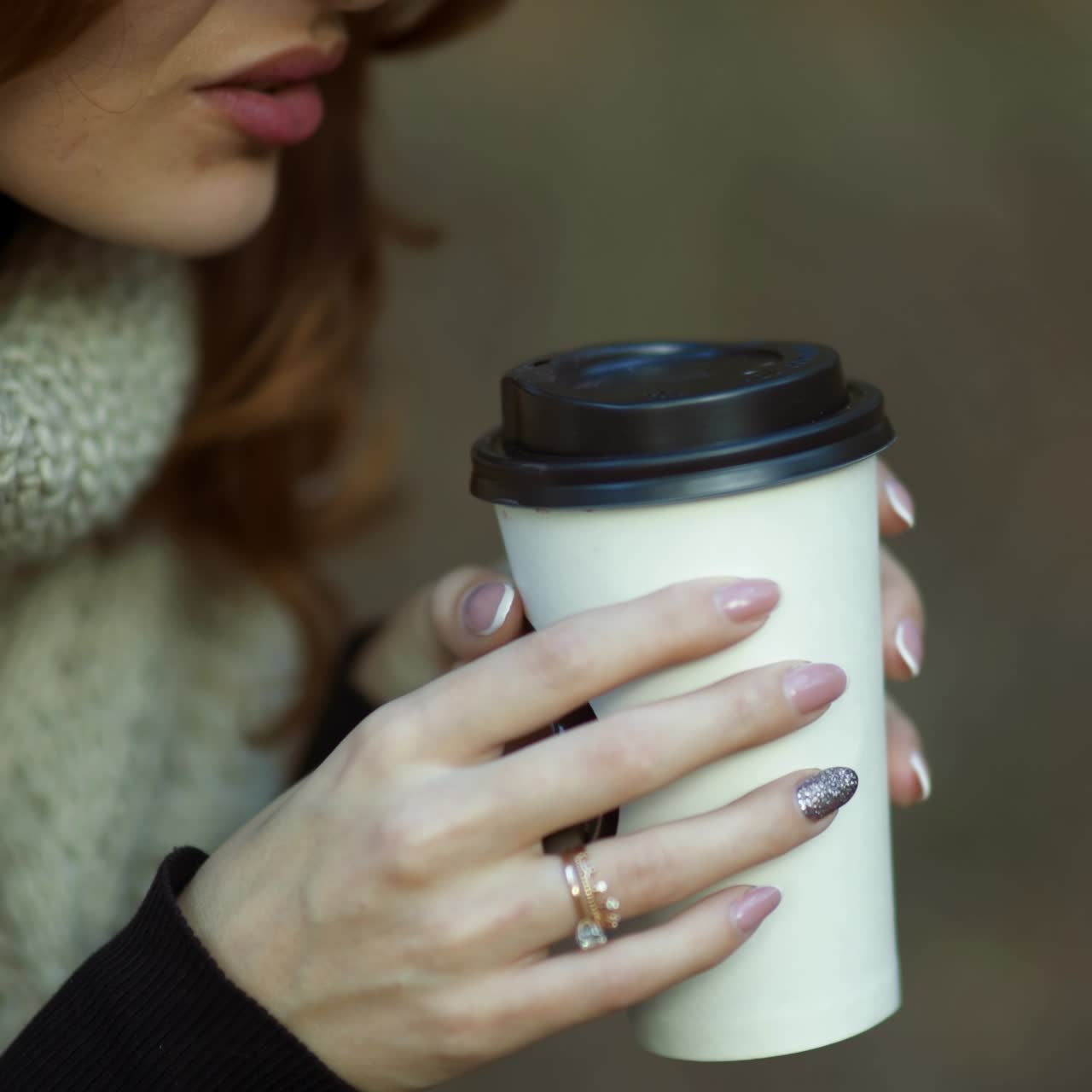 una chica bebiendo café en el parque.