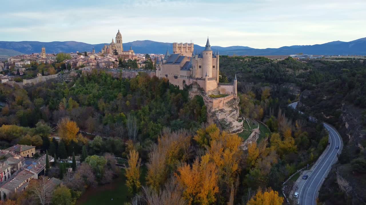 도로 근처의 언덕에 있는 성