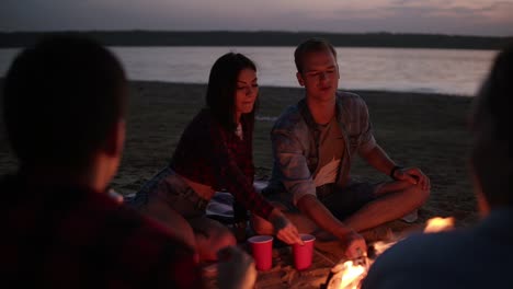 Schönes-Paar,-Das-Marshmallows-Auf-Einem-Lagerfeuer-Röstet,-Sich-Küsst