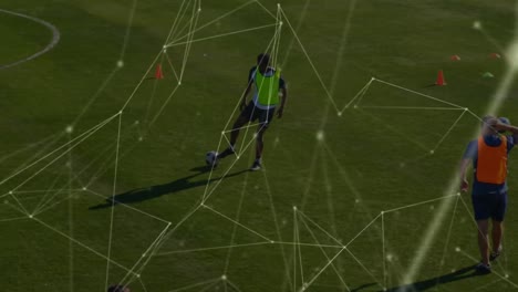 Animación-De-Red-De-Conexiones-Sobre-Jugadores-De-Fútbol-Practicando-En-El-Campo-De-Fútbol.