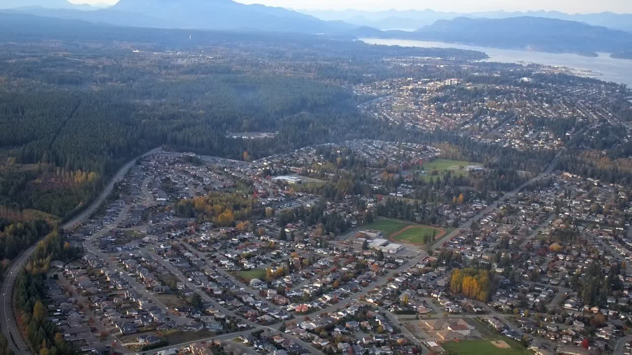 vista aérea de la ciudad de campbell river en la costa este de la isla de vancouver