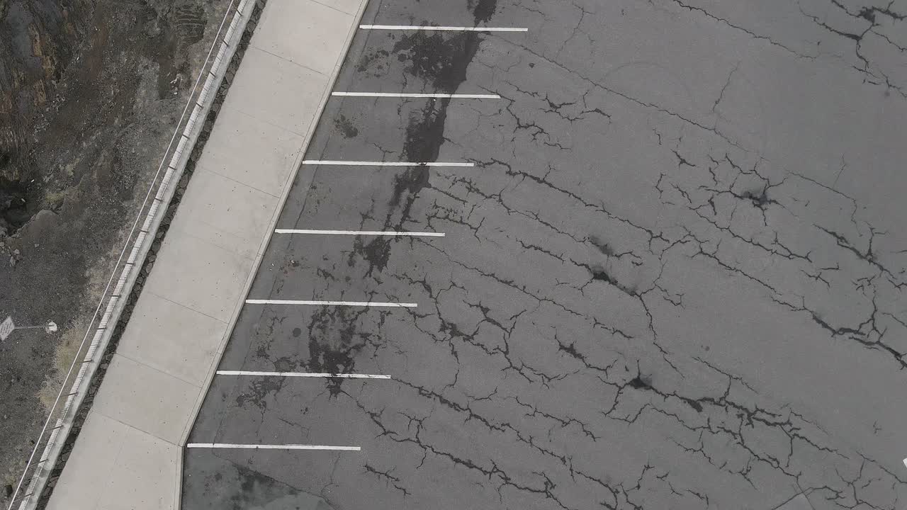 앞으로 추적하는 절벽을 따라 주차장의 머리 위 조감도