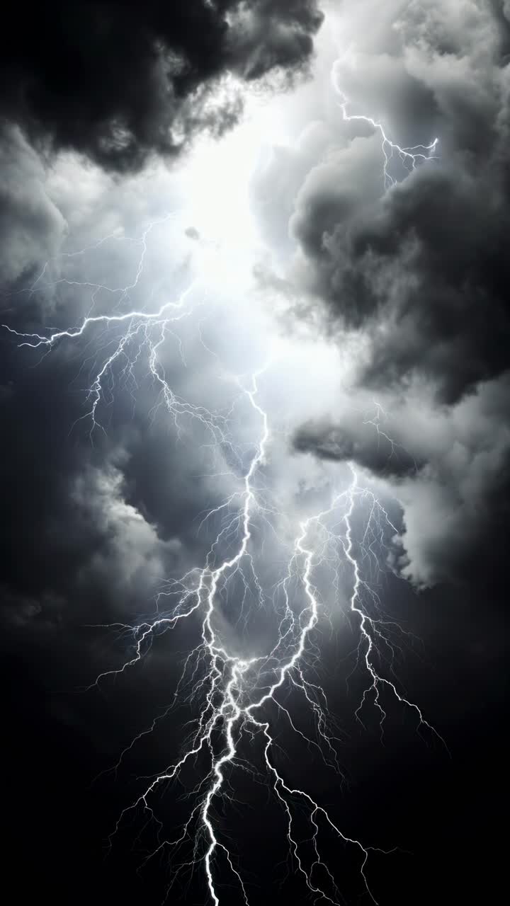 Video drammatico di fulmini che squarciano nuvole scure di tempesta, ripreso dal basso