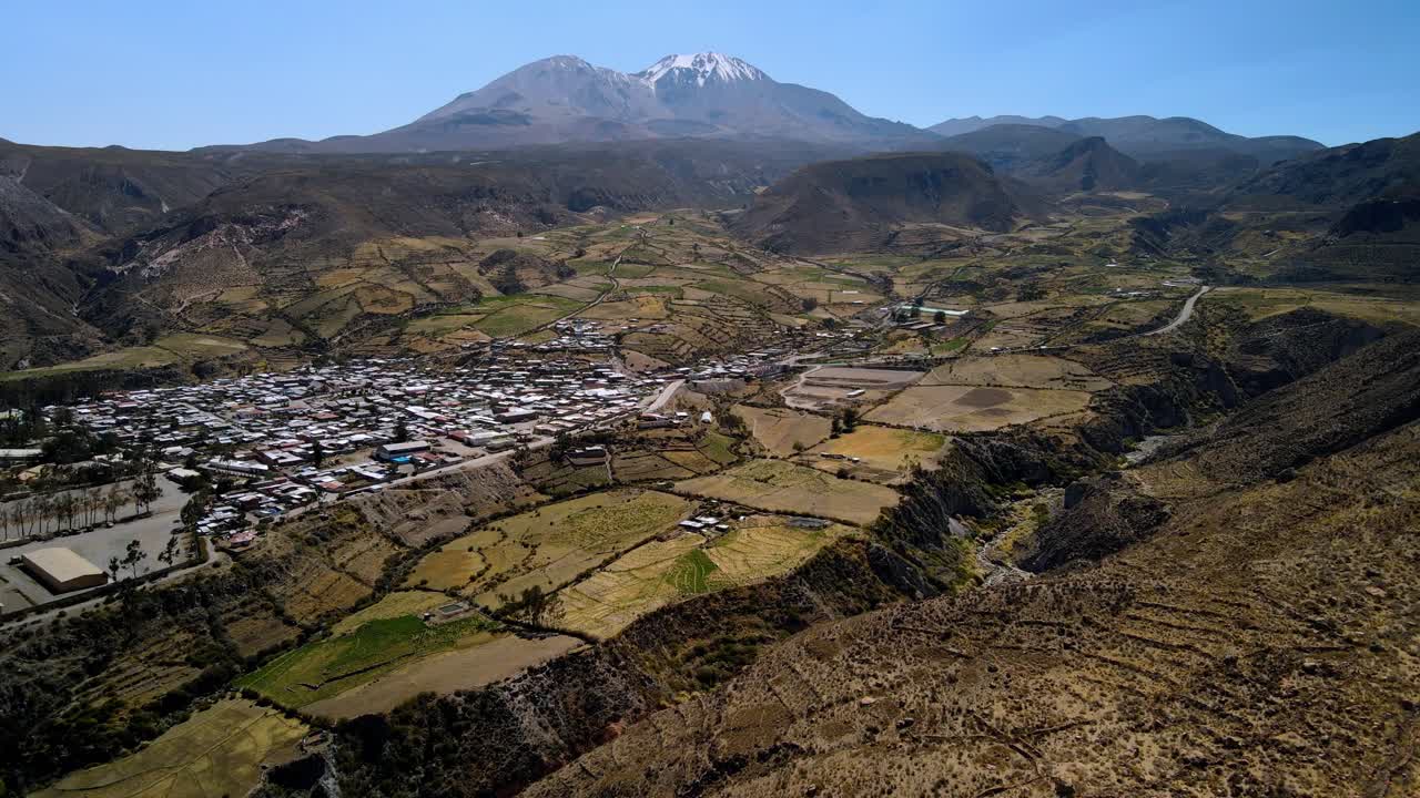 vista aérea hacia una pequeña ciudad en el altiplano, noche soleada, putre, chile - dolly, drone shot