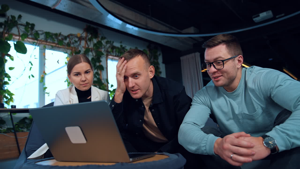 equipo de negocios discutiendo un proyecto en una computadora portátil