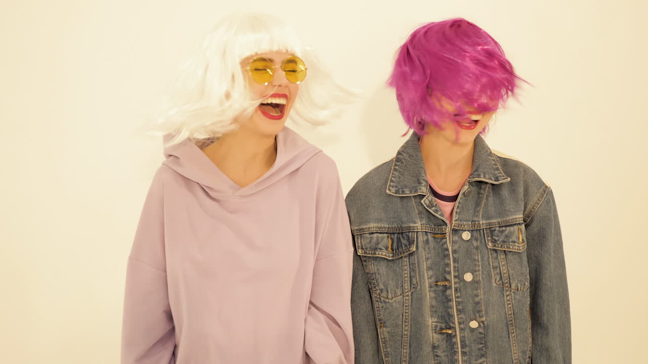 두 명의 여성이 털털을 쓰고 있습니다.