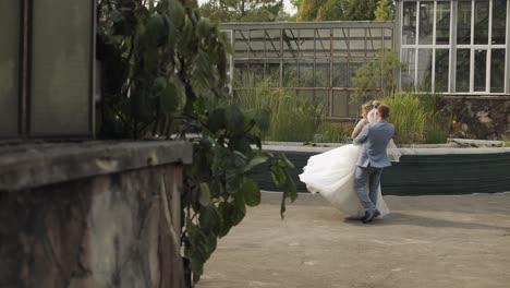 Frischvermählte.-Kaukasischer-Bräutigam-Mit-Braut-Im-Park.-Hochzeitspaar.-Glückliche-Familie