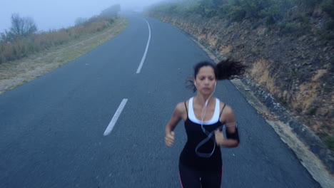 Mujer-Corriendo-Por-La-Carretera-Cerrar-Zapatos-Steadicam-Shot