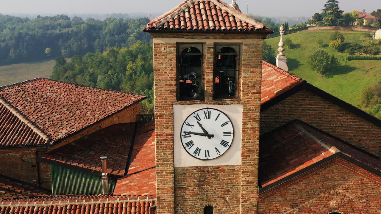 Vista aerea lontano dal campanile, sera soleggiata a Scurzolengo, Asti, Italia