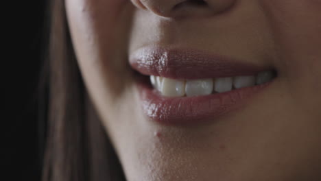 cerca de la boca de la mujer sonriendo labios brillantes alegres dientes sanos concepto en fondo negro