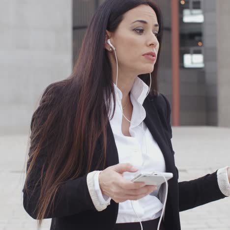 Mujer-Joven-Escuchando-Una-Llamada-Móvil