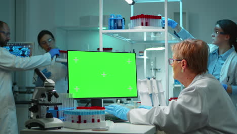 investigador de edad avanzada mirando la pantalla de la llave de croma