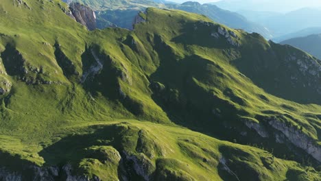 Vista-Aérea-De-Las-Exuberantes-Laderas-Verdes-De-Los-Dolomitas-Con-Terreno-Ondulado