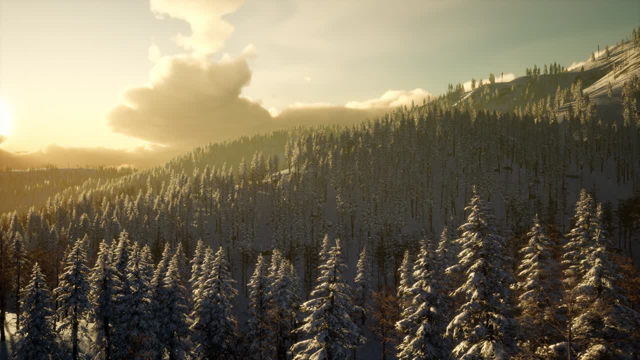 Vinterlandskab med tåget bjergsolnedgang