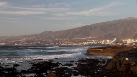 Starke-Wellen-Krachen-Während-Der-Goldenen-Stunde-Auf-Teneriffa-Gegen-Die-Wand