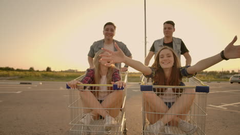 amigos jóvenes divirtiéndose en un carrito de compras. jóvenes multiétnicos jugando con el carrito de tiendas