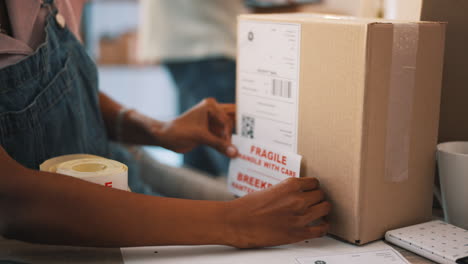 embalaje, caja de cartón y pedido con entrega