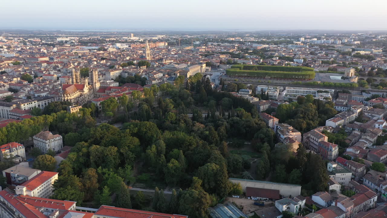 Vista aérea del jardín botánico en Montpellier durante el atardecer, Francia.