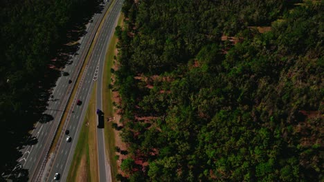 Kamerafahrt-Eines-Sattelschleppers,-Der-Auf-Die-Autobahnauffahrt-Fährt