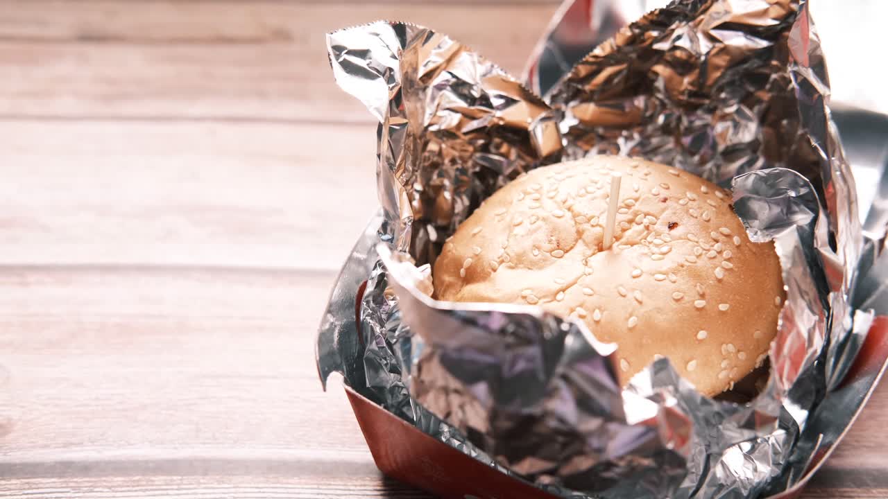 박스에 싸인 햄버거