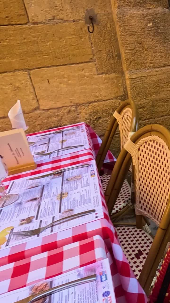 configuración de comedor al aire libre con manteles de cuadros rojos