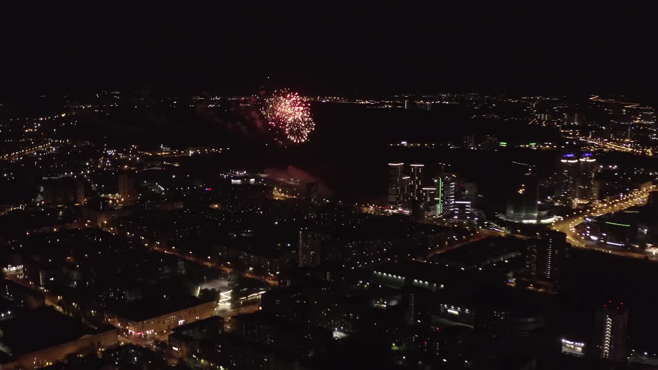 fuegos artificiales de la ciudad nocturna vista aérea