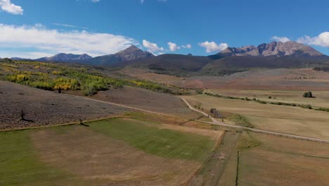 verano en el soleado campo abierto de las montañas rocosas