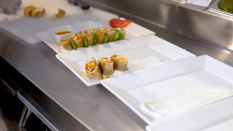 plato de shawarma árabe con rebanadas de sándwich