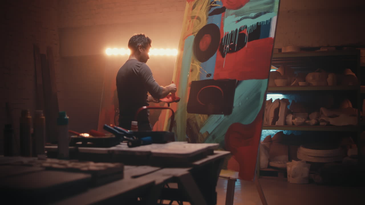 artista pintando en un estudio