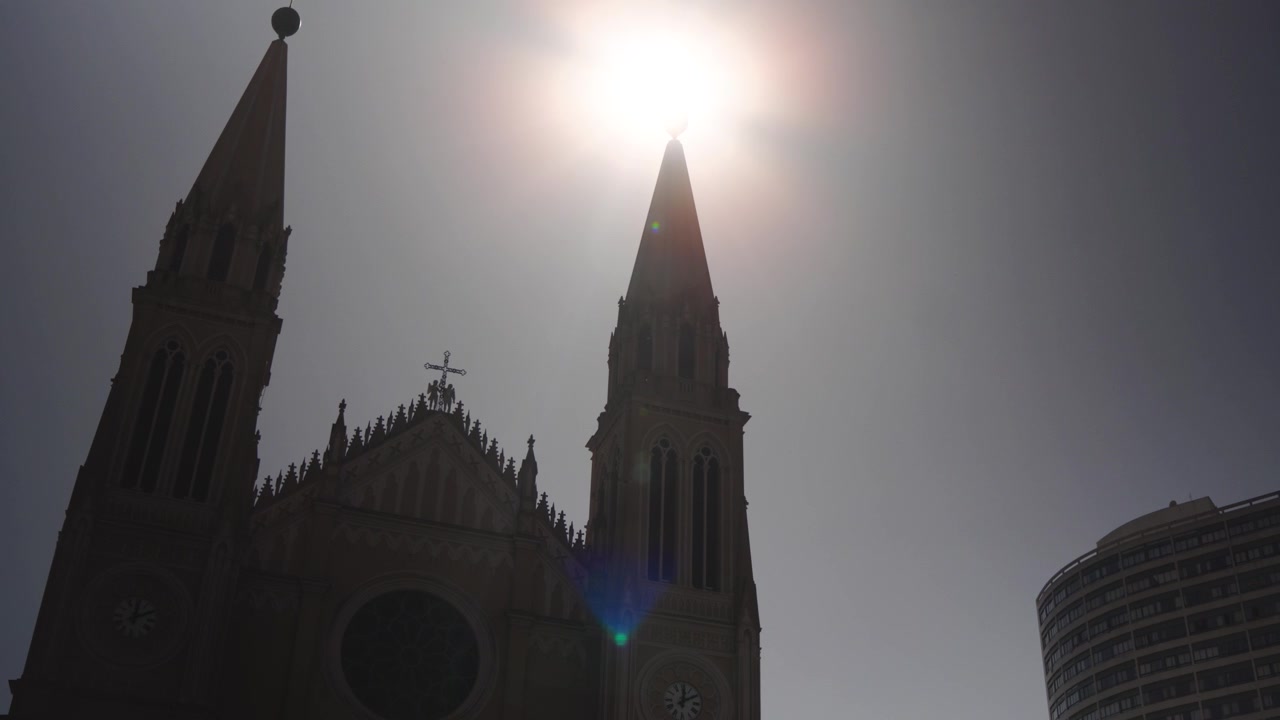 Bela torre de igreja em silhueta.