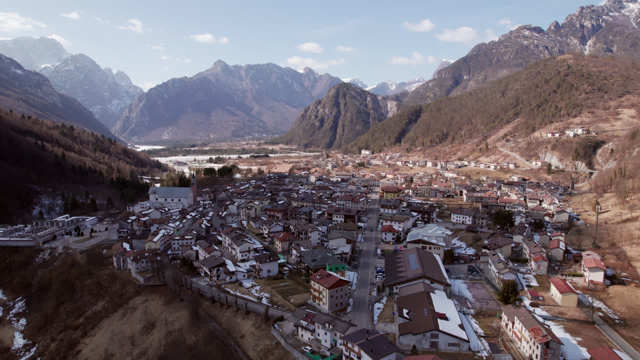 Drone bay lướt qua một thị trấn nhỏ ở dãy Alps của Ý trong đợt tuyết đầu mùa.